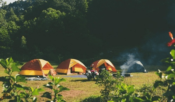 探秘贵州暗流河：羊皮洞瀑布与大湾溶洞的喀斯特奇观